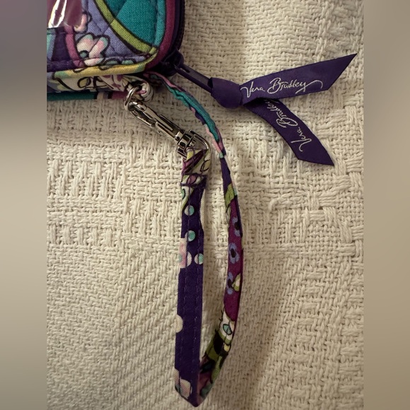Excellent used condition, Vera Bradley wristlet in a paisley/floral print - Picture 9 of 11